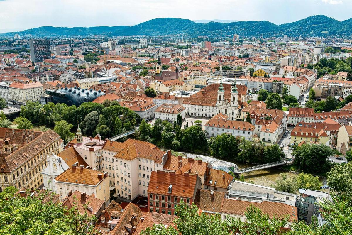 Letecký pohled na město s budovami