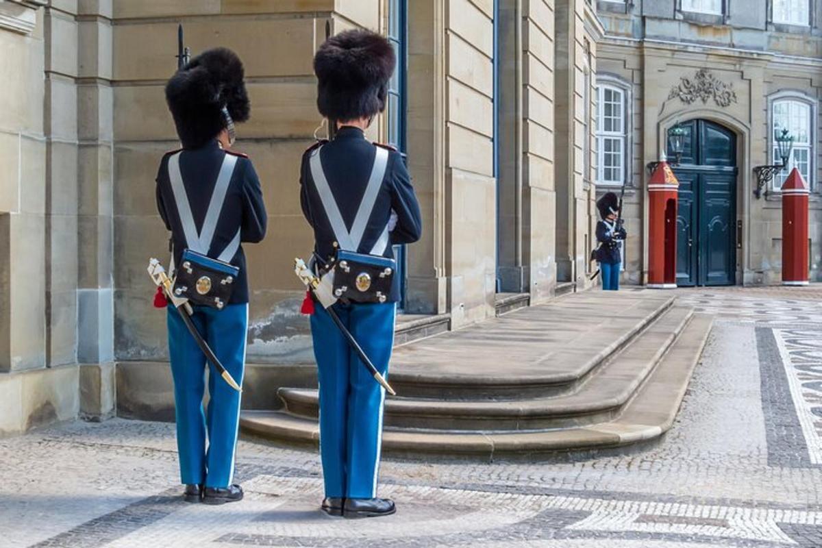 dvaja ľudia v uniforme stojaci pred budovou