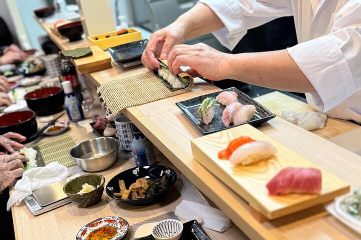 šéfkuchař připravující jídlo na stole se sushi