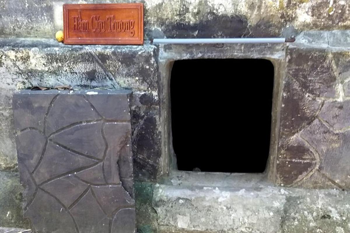 una estructura de pedra amb un rètol a sobre