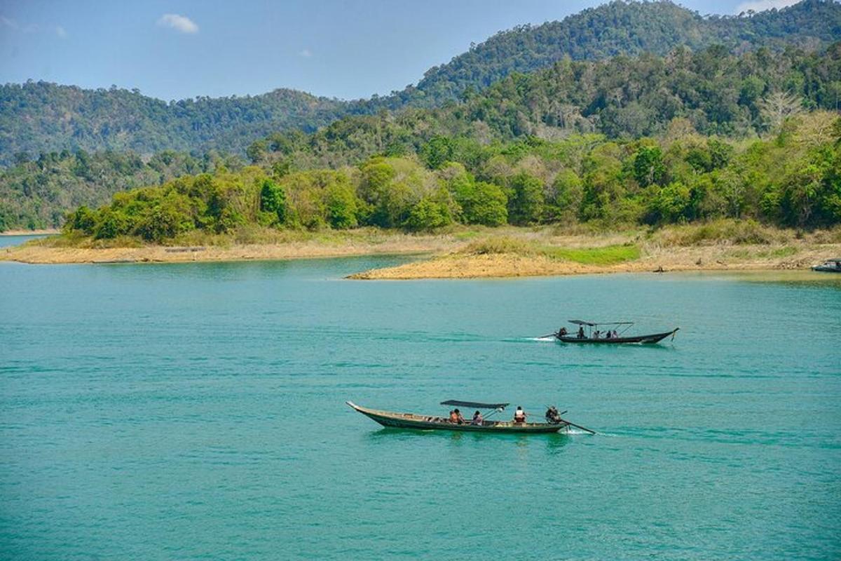 два чамца у великој воденој површини