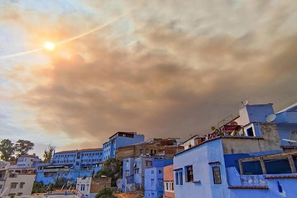 eine Gruppe blauer Gebäude unter einem bewölkten Himmel