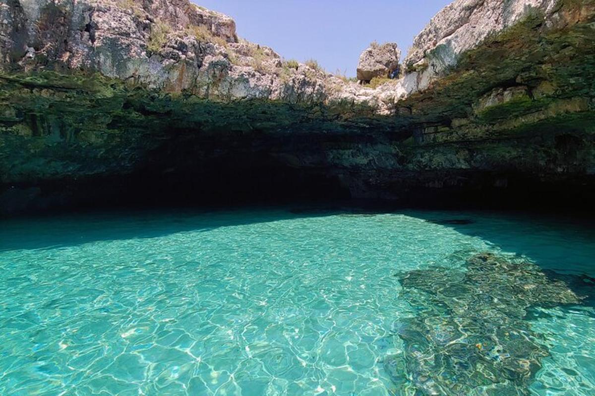 una piscina di acqua azzurra limpida in una grotta