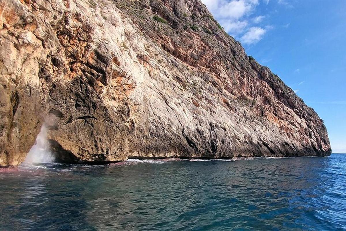 Un acantilado de roca que sobresale del agua junto al océano.