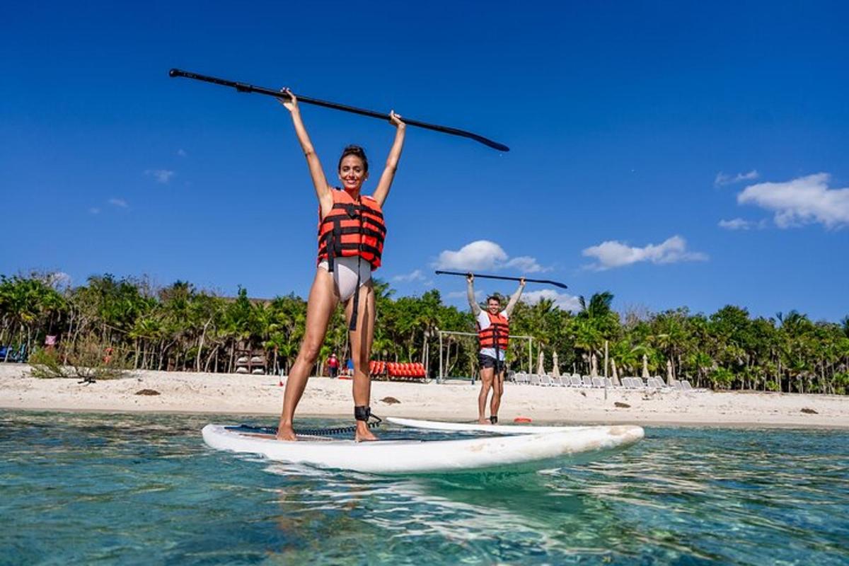 dvě děti na paddleboardu ve vodě