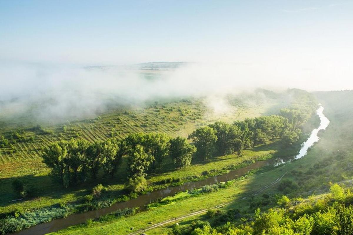 una vista aerea di un campo nebbioso con un fiume