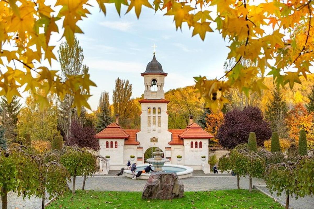 stavba z urnim stolpom v parku