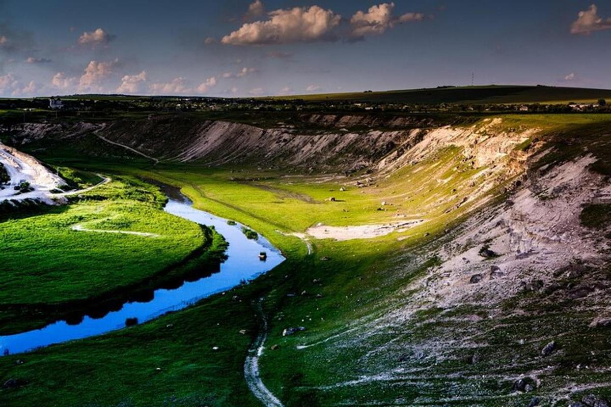 zračni pogled na goro z reko