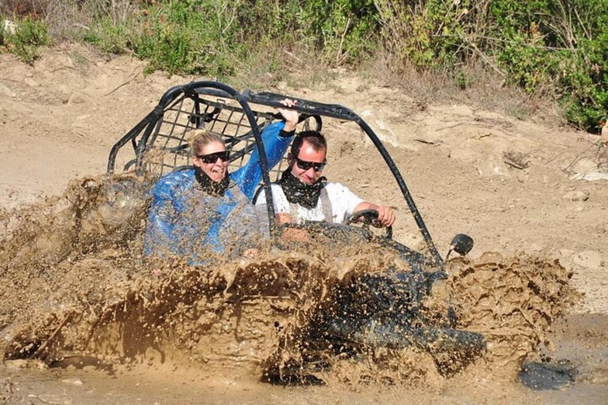 dalawang tao na nakasakay sa isang off road na sasakyan sa putikan