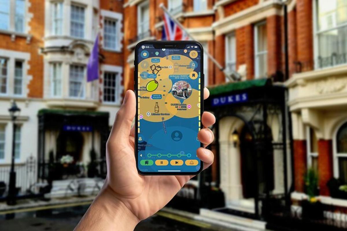 una persona sosteniendo un teléfono celular en su mano