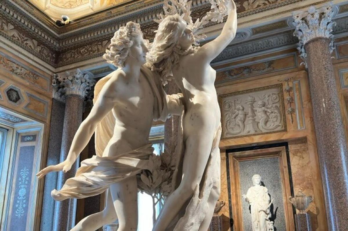 a statue of a man and a woman in a building