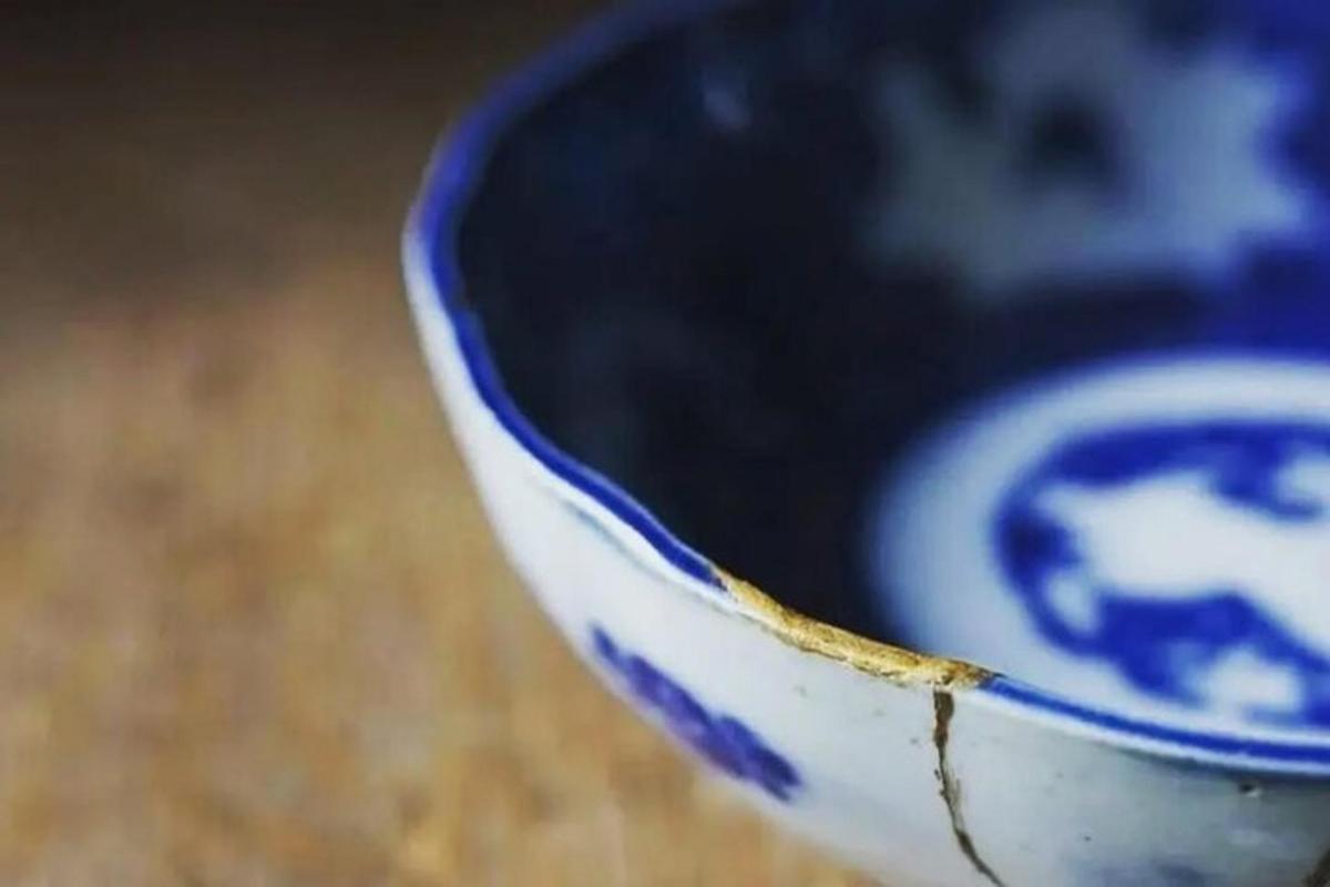 gambar dekat mangkuk biru dan putih