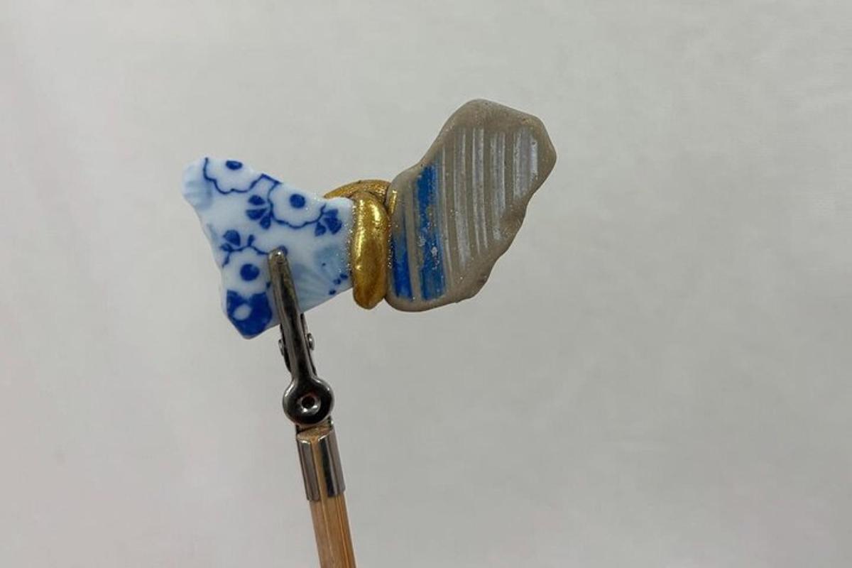 objek kaca biru dan putih pada sebatang kayu