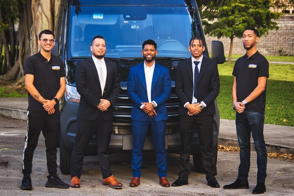 Un grupo de hombres de pie frente a un camión