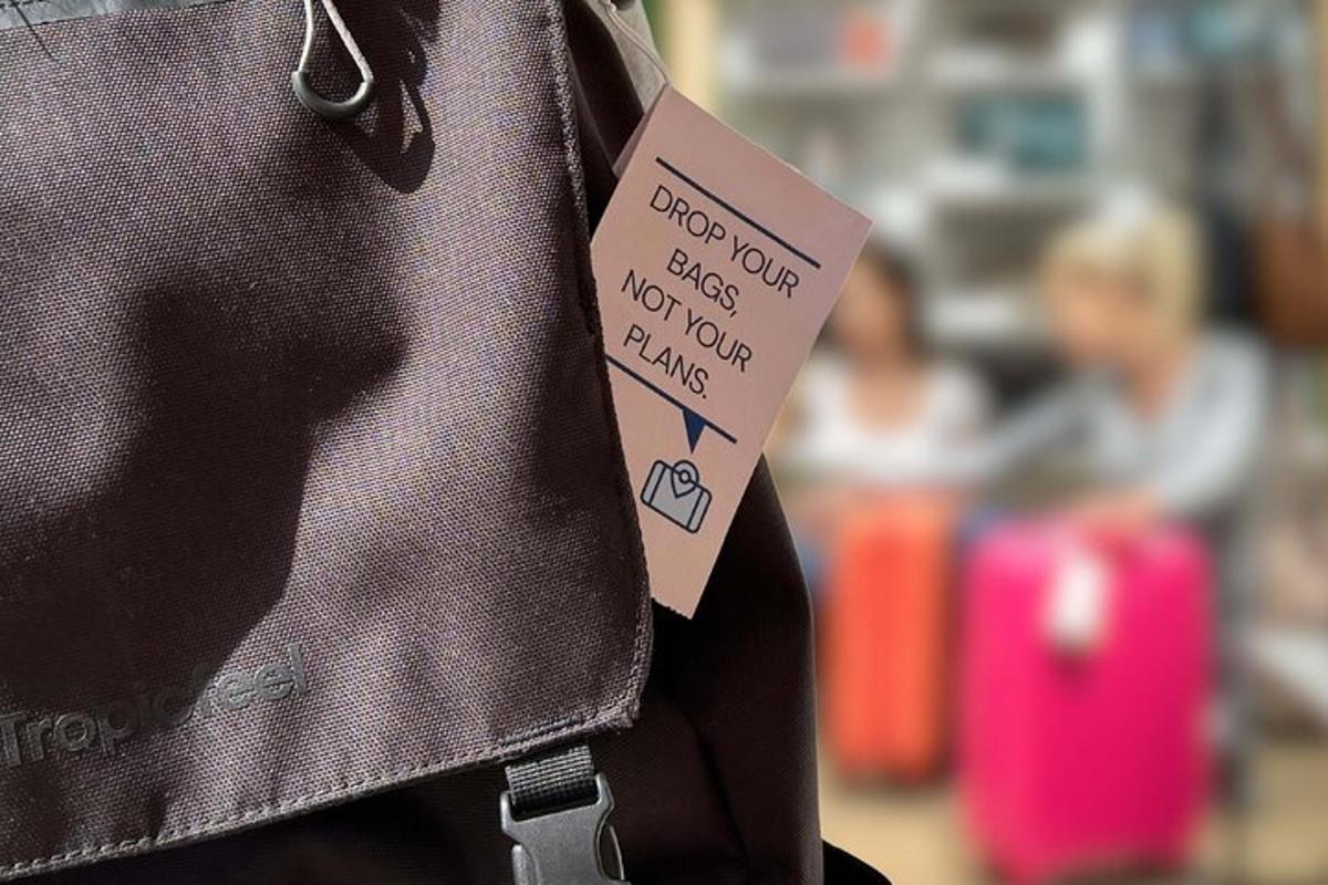 μια ετικέτα προσαρτημένη στο πίσω μέρος της τσέπης ενός ατόμου