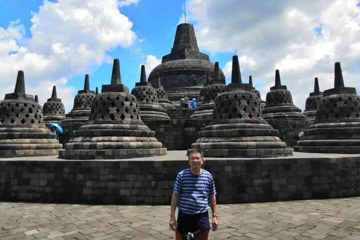 um homem parado em frente a um grande edifício