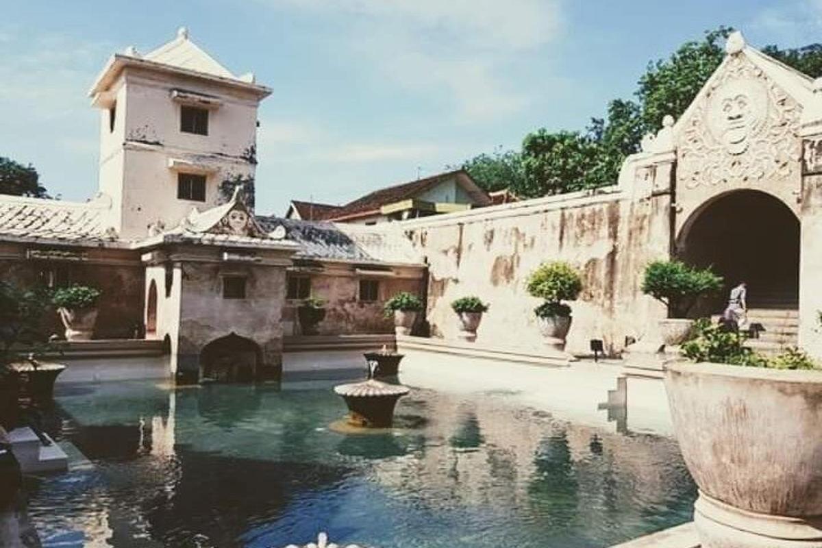 um pátio de um edifício com uma fonte de água