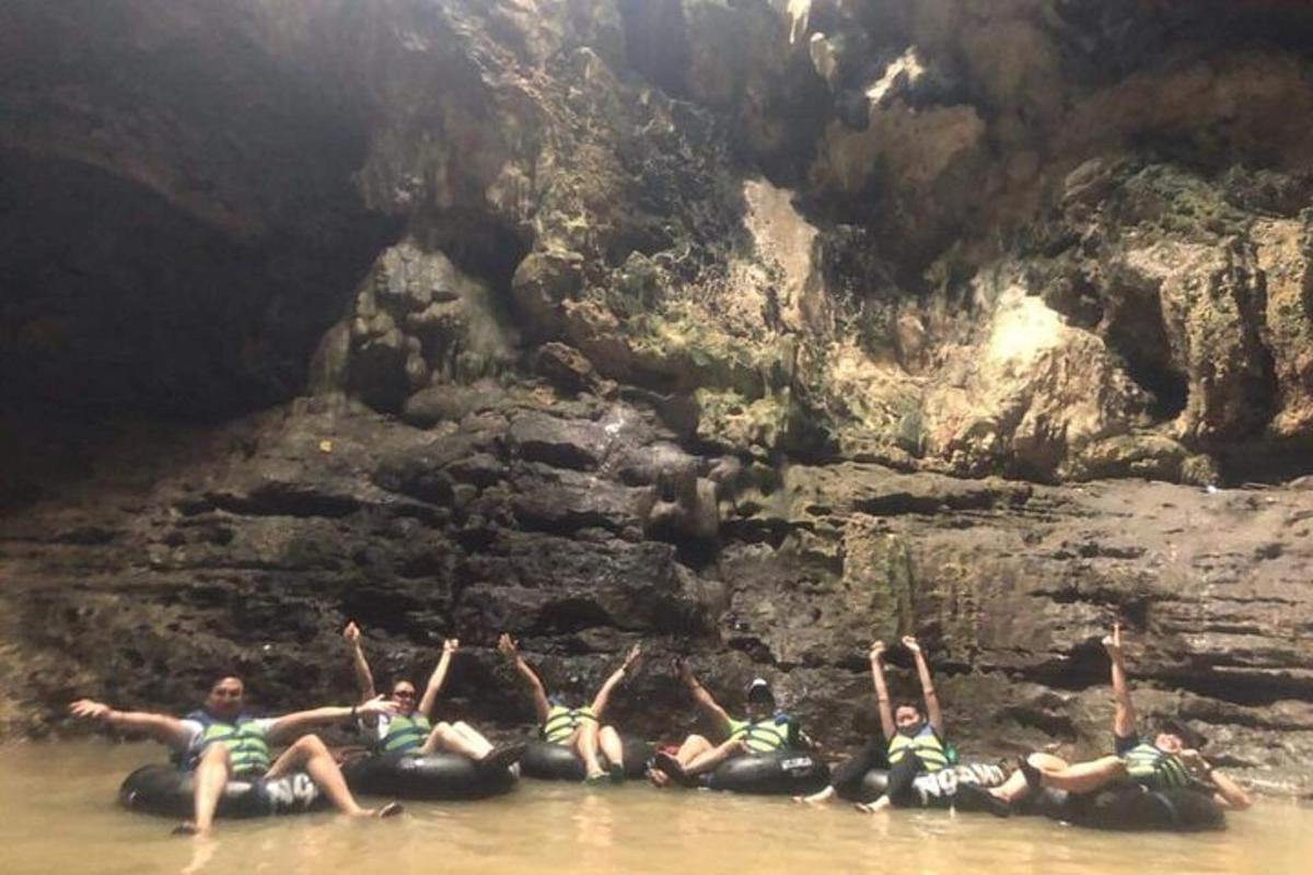 um grupo de pessoas deitadas na água em jangadas