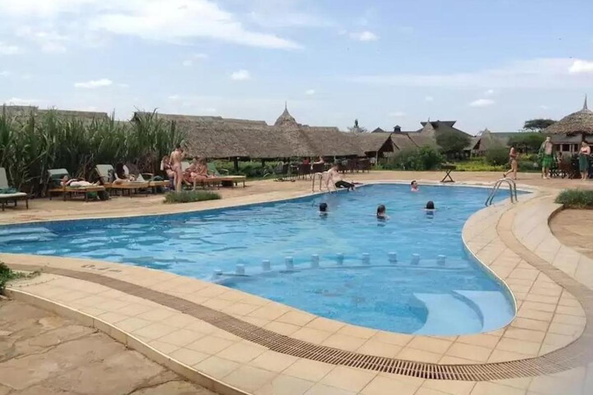 um grupo de pessoas em uma piscina
