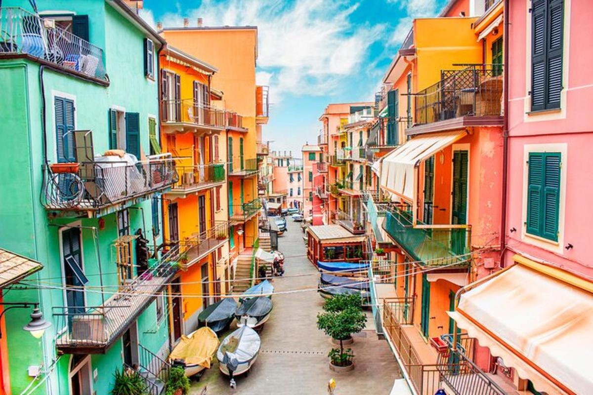 una vista di una strada cittadina con edifici colorati