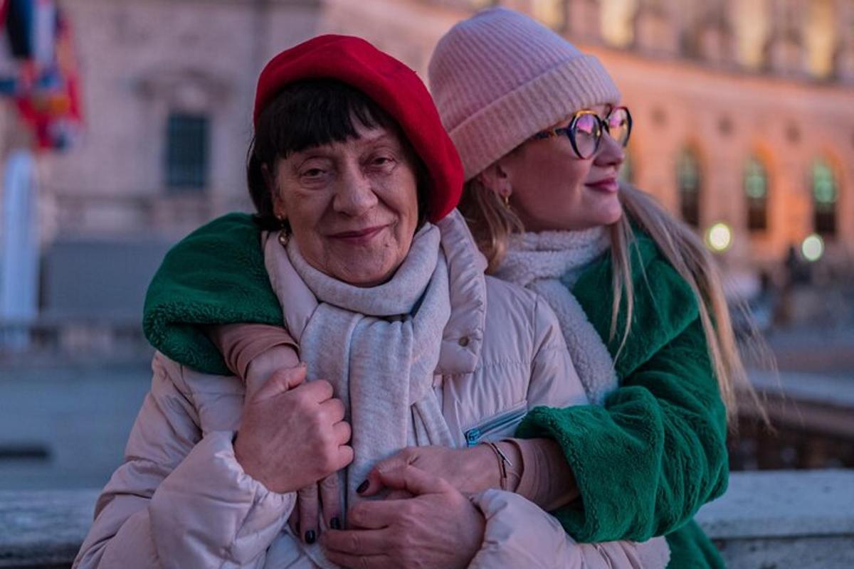 kaks vanemat naist seisid teineteise kõrval