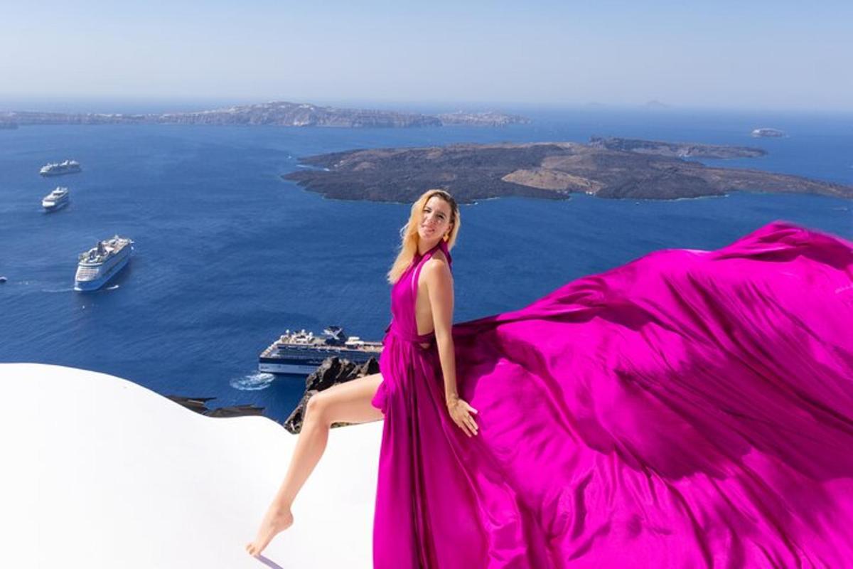 uma mulher de vestido rosa sentada em uma saliência