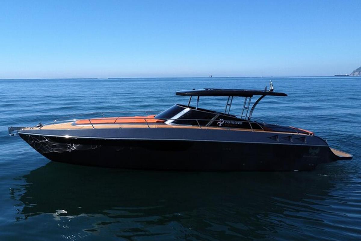un barco en medio del agua