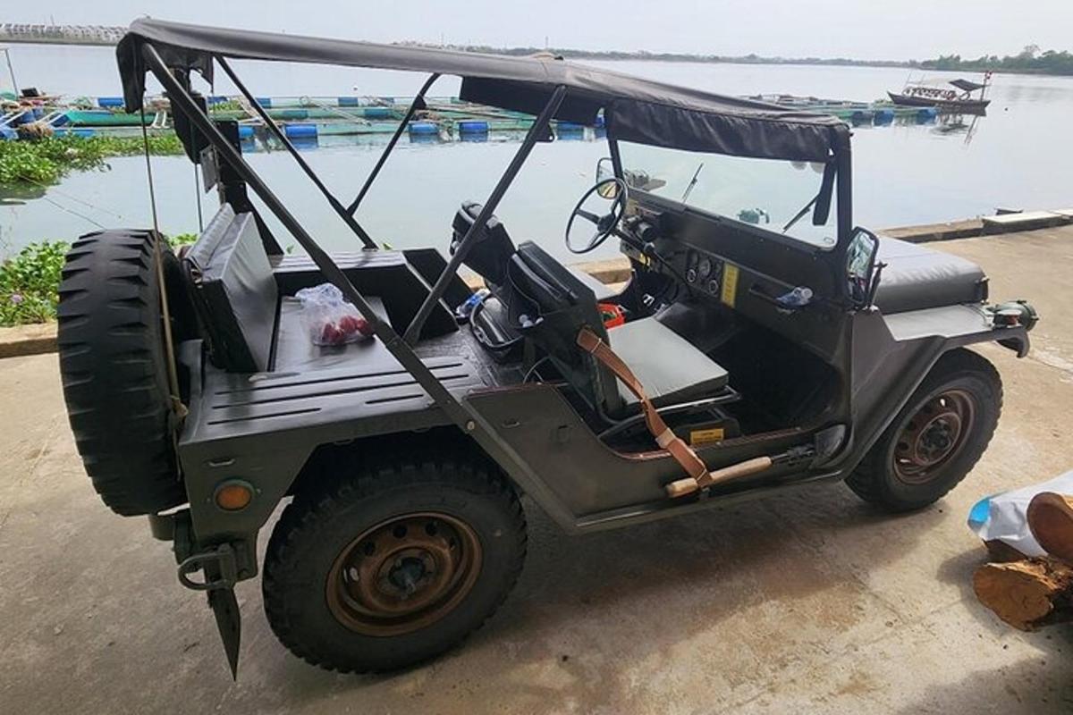 un golf cart verde parcheggiato vicino all'acqua