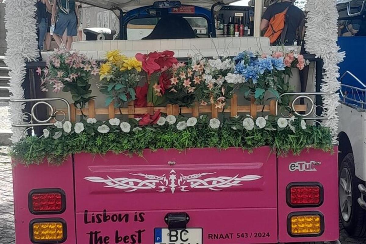 růžový autobus s květinami na zadní straně