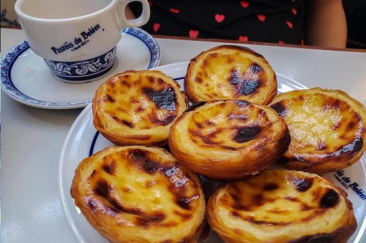 o farfurie cu plăcinte pe o masă cu o ceașcă de cafea