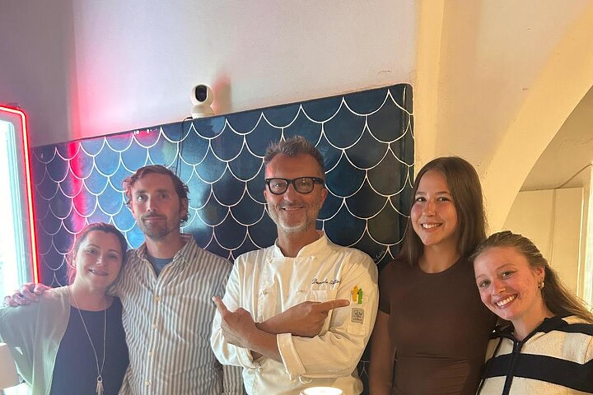 un grupo de personas posando para una foto