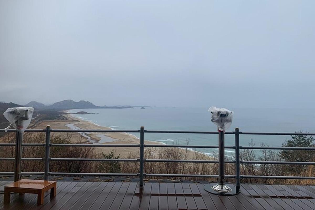 Una vista del océano desde una terraza con dos luces.