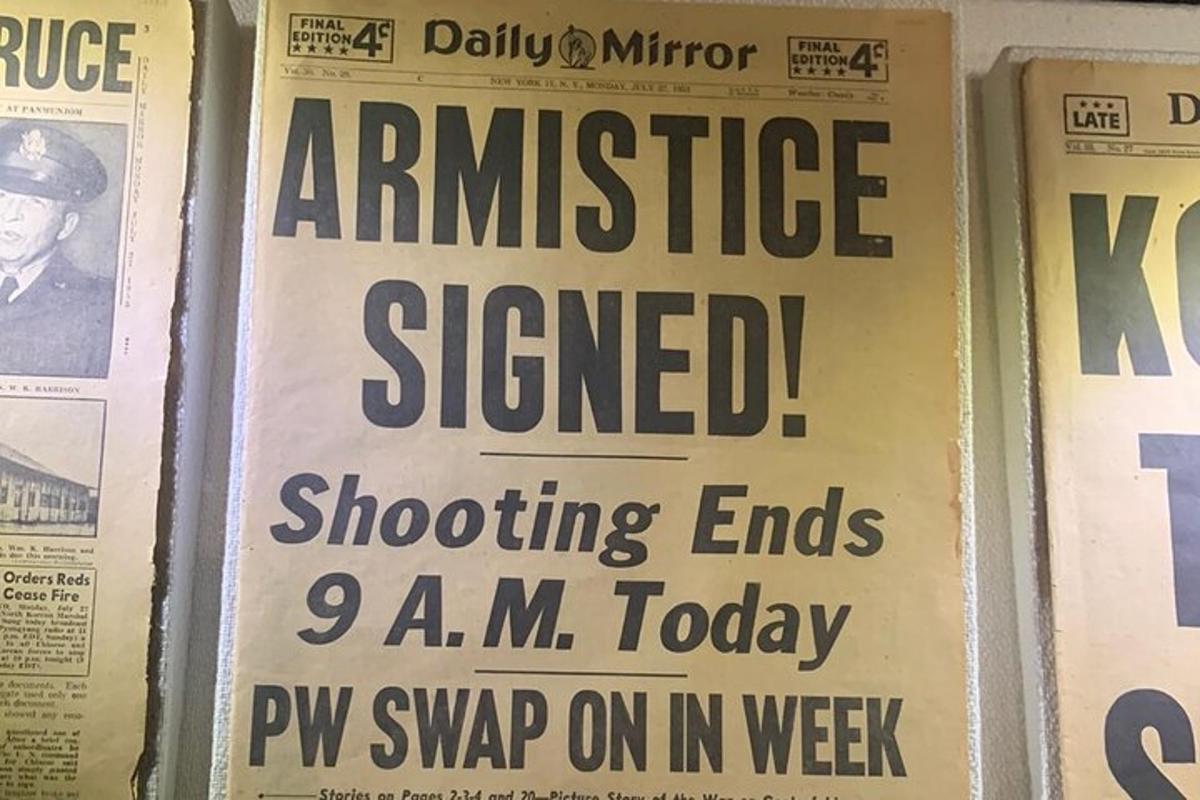 isang display ng mga pahayagan sa isang dingding