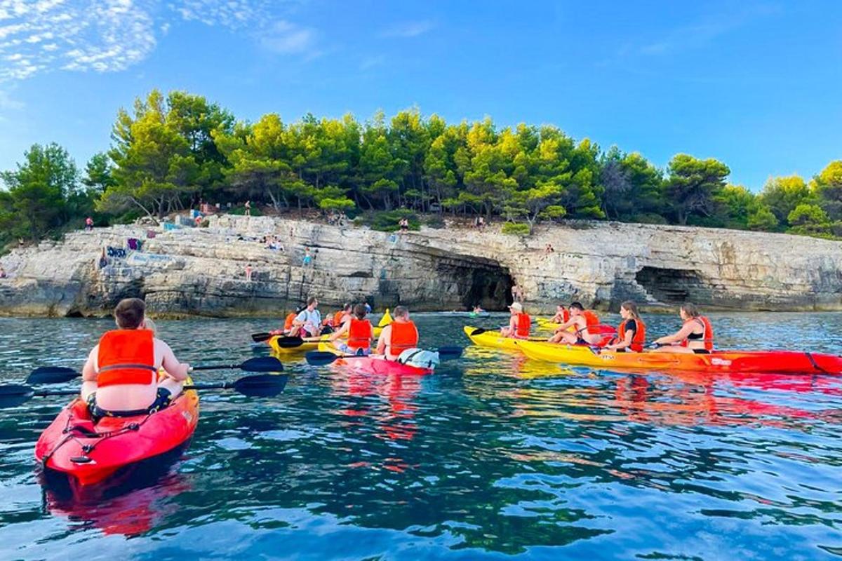 μια ομάδα ανθρώπων σε καγιάκ στο νερό