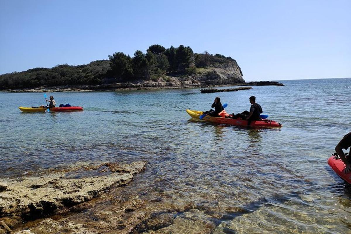μια ομάδα ανθρώπων σε καγιάκ σε ένα υδάτινο σώμα