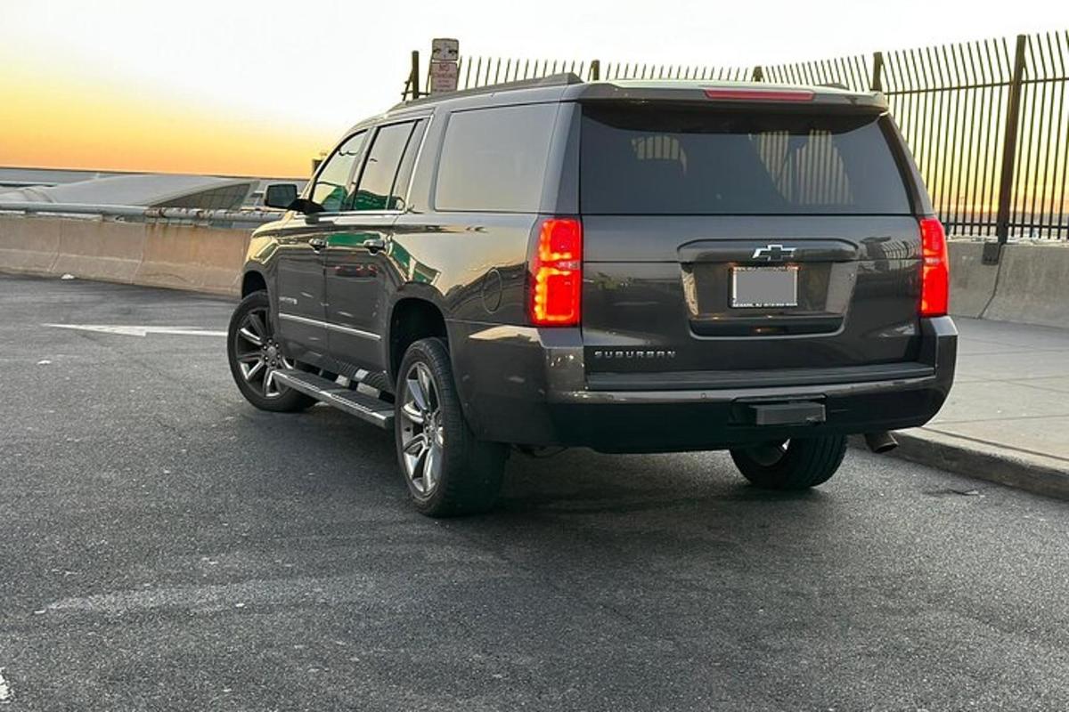 un SUV nero parcheggiato in un parcheggio