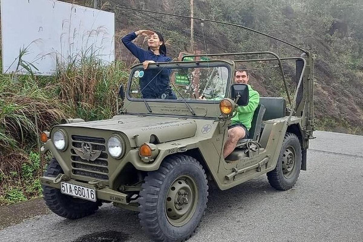 un uomo e una donna a bordo di una jeep verde