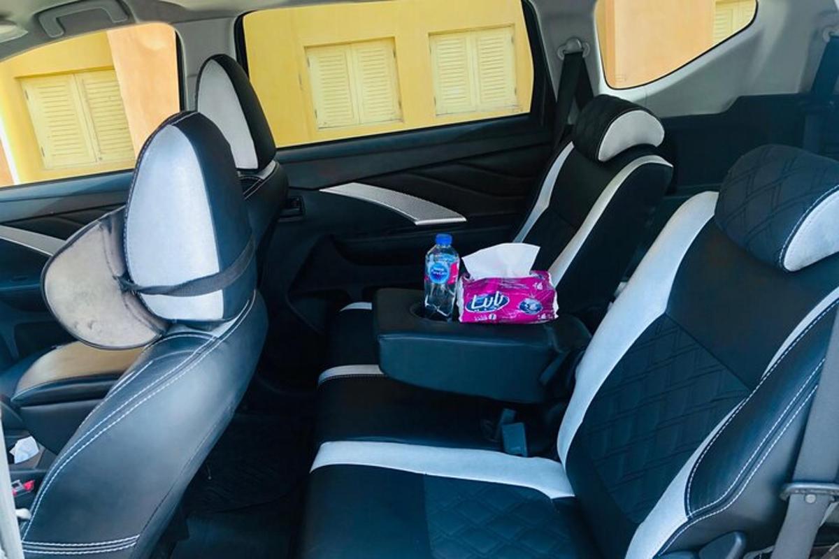 tempat duduk di belakang kereta dengan sebotol air