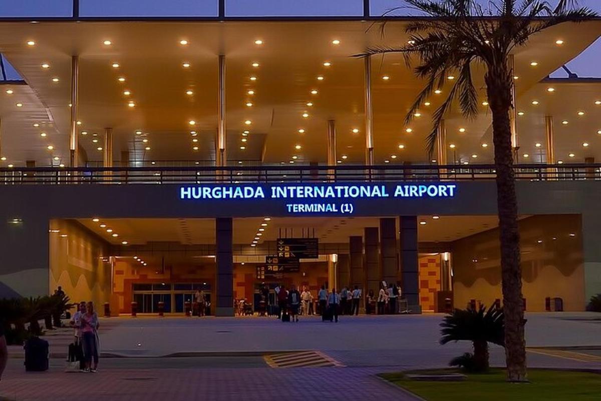 ein großes Gebäude mit einem Schild mit der Aufschrift „Hudsonota International Airport“