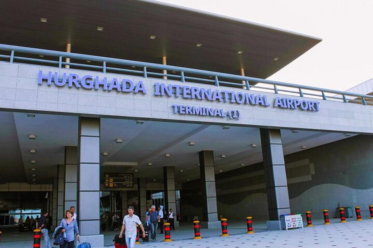 Άνθρωποι που περπατούν μπροστά από ένα διεθνές αεροδρόμιο