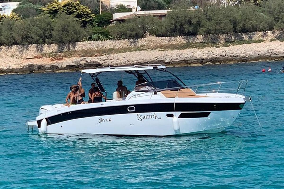 un grup de persones en un vaixell a l'aigua