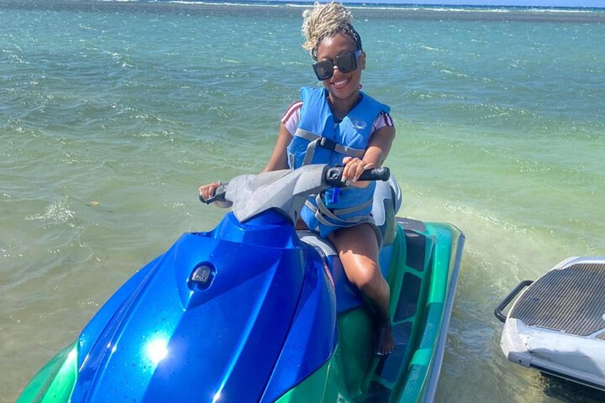 Egy fiatal lány jetski-n ül a vízben