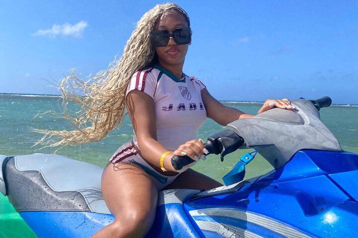 Egy nő jetski-n ül az óceánban