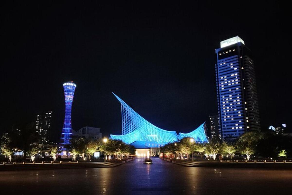 um edifício com luzes azuis em uma cidade à noite