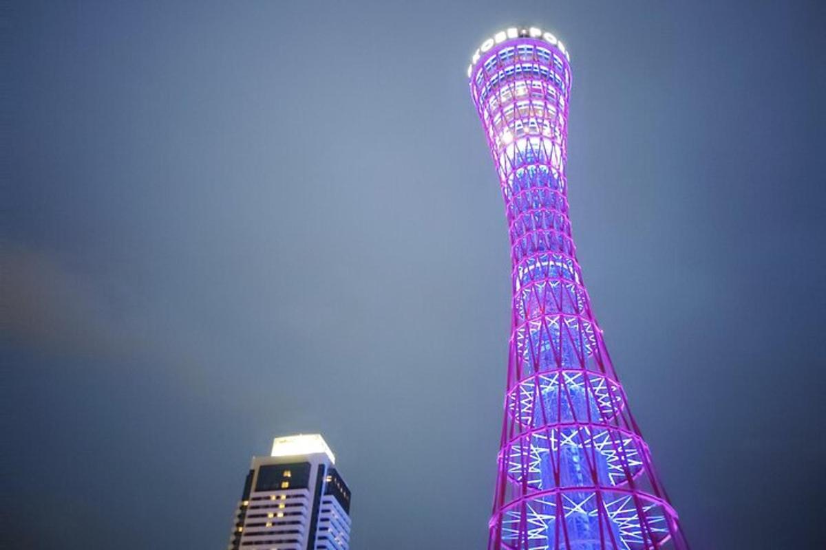 uma torre alta iluminada em rosa e azul