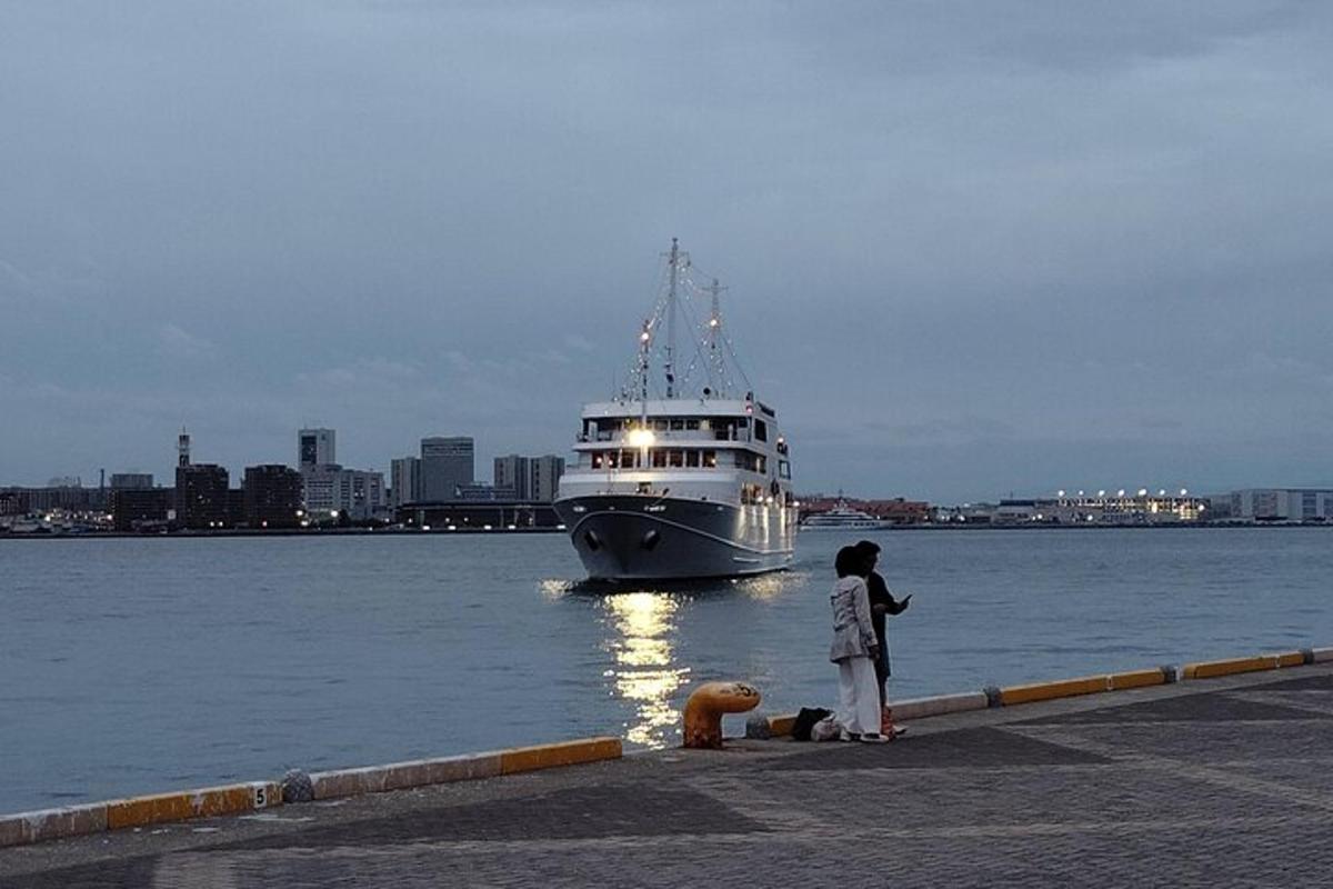uma mulher parada ao lado de um barco na água