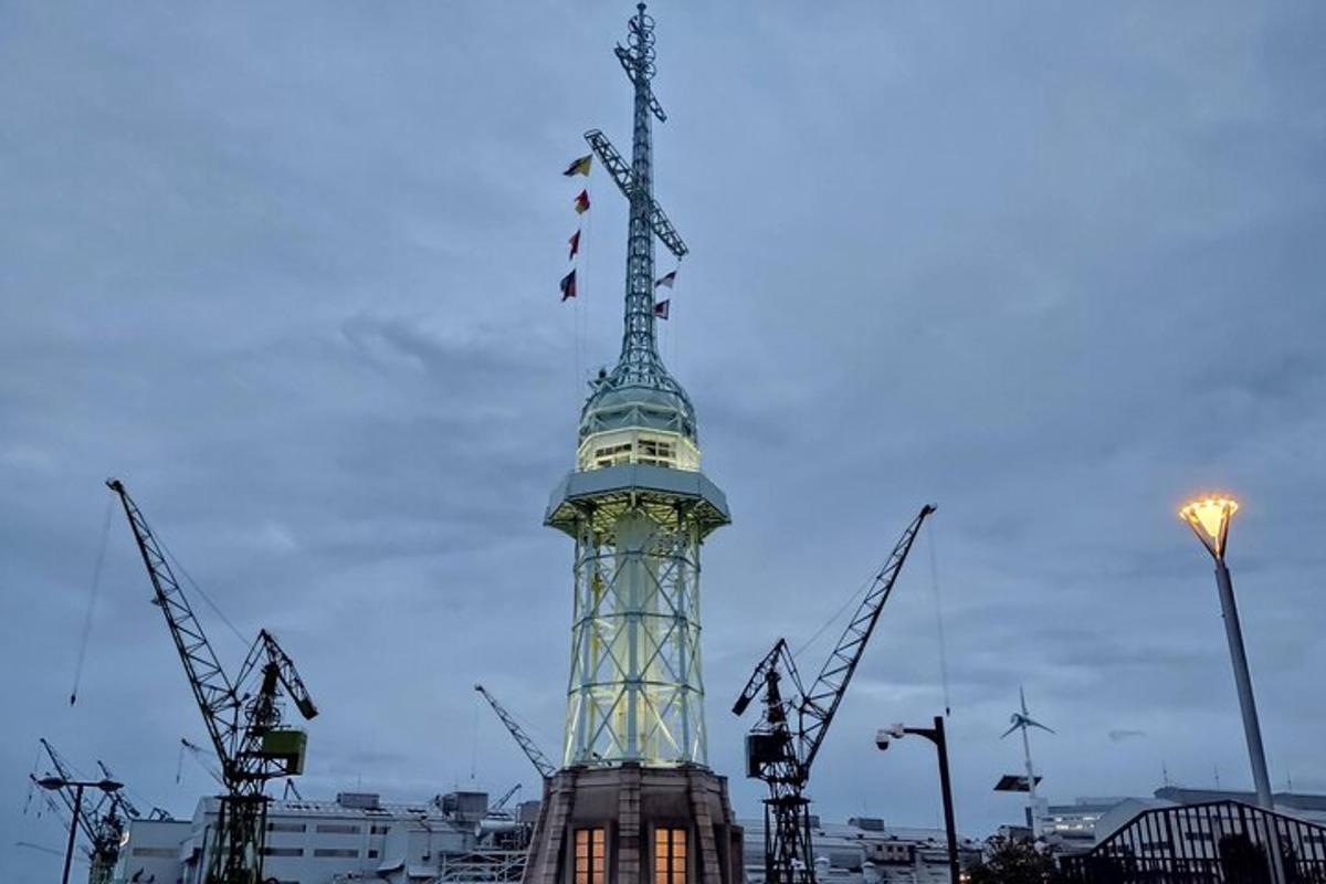 uma torre alta com bandeiras no topo