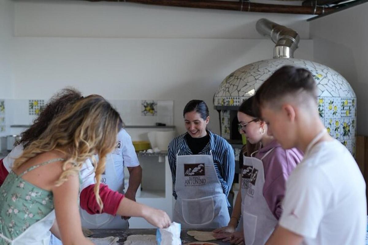 un grup de oameni care stăteau într-o bucătărie pregătind mâncare
