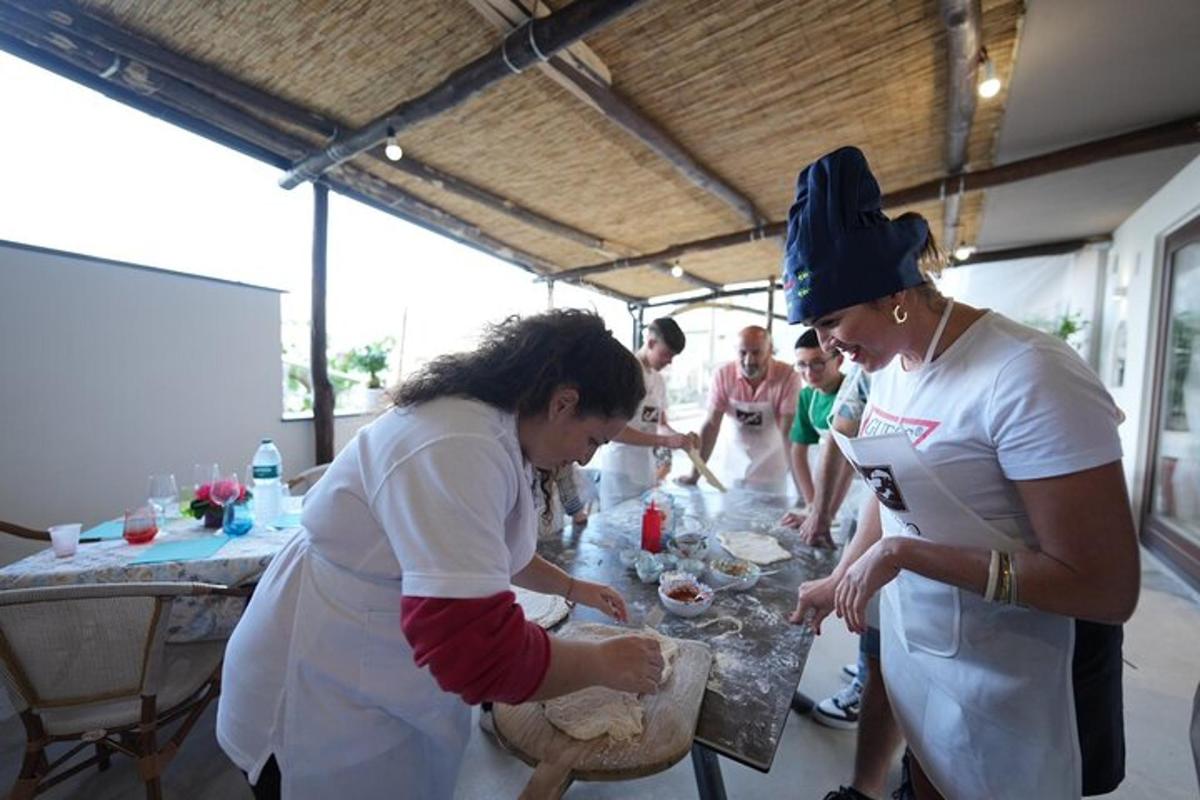 un groupe de personnes debout autour d'une table préparant de la nourriture
