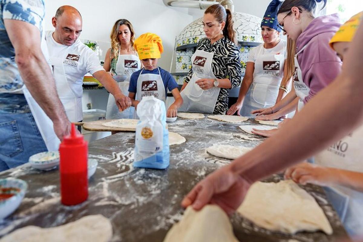 een groep mensen die rond een tafel staan en deeg maken